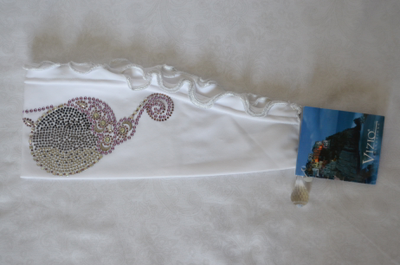 belaya-letnyaya-povyazka-na-golovu-dlya-fitnesa-s-ukrasheniyami