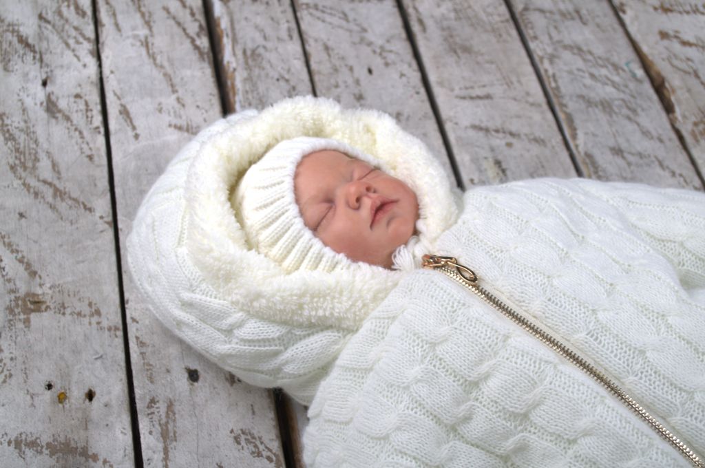 Вязаный комплект на выписку. Вязаный конверт на выписку. Вязаная зимняя для новорожденных. Зимний вязаный комбинезон для новорожденных. Комбинезон конверт вязаный.