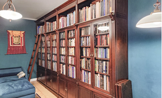 Встроенная большая библиотека для рабочего кабинета.