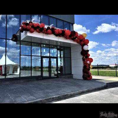 Оформление входной группы на открытие - фантазийная гирлянда