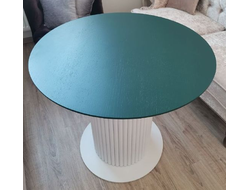 Аренда Обеденного стола на белом металлическом основании, столешница Шпон дуба на мдф зеленая эмаль d = 90 см