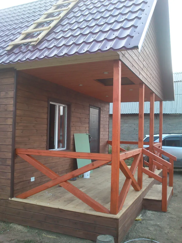 Установлены стекло пакеты и металлическая входная дверь.