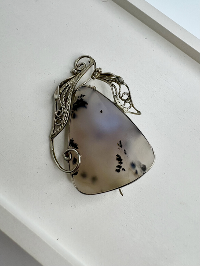 Броши с натуральными камнями в ассортименте