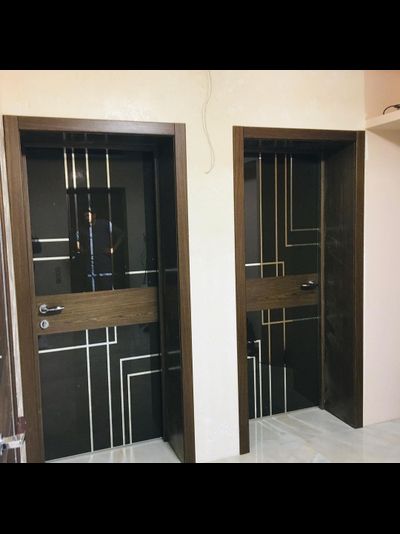 PRESTIGE. МОДЕЛЬ ULTRA 18,  ЧЕРНЫЙ LACOBEL, РИСУНОК ТРЕК/ АЛЮМИНИЕВАЯ КРОМКА ПО ТОРЦАМ  ДВЕРНОГО ПОЛОТНА