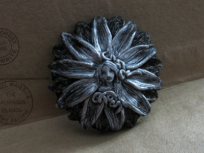 Ночная фея. Брошь в виде цветка в готическом стиле. Миниатюра из полимерной глины