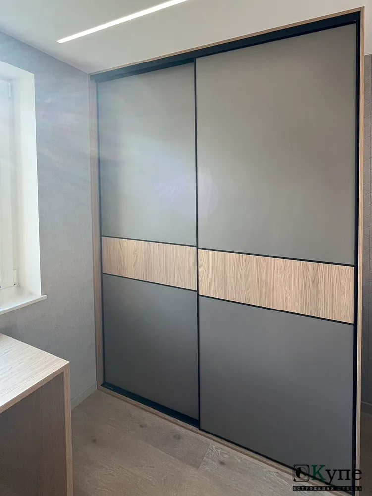 096 Шкаф-купе. Корпус: ЛДСП Egger H1385 ST40 Дуб Каселла натуральный; Двери: ЛДСП Egger U767 ST9 Кубанит серый, Вставка на дверях: ЛДСП Egger H1385 ST40 Дуб Каселла натуральный; Профиль LINE черный матовый