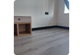 Роскошный финиш: черный алюминиевый плинтус ПЛ 100 с муаровым покрытием создает неповторимый акцент в любом интерьере.