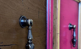 Шкаф универсальный дизайнерский, в яркой отделке.