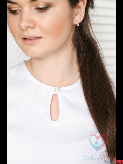 Блуза с поясом и застежкой «каплей» IvaMed белая