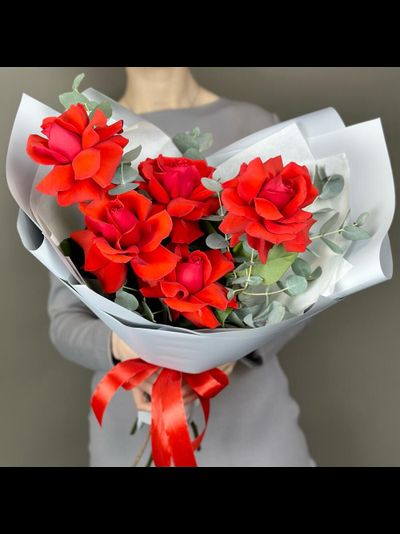 5 красных французских роз