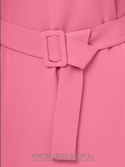 Розовое платье с треугольным вырезом горловины и пышными рукавами