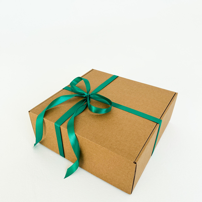 Подарочная коробка GILEV 32x32x12см (3 штуки) с наполнителем и зеленой лентой