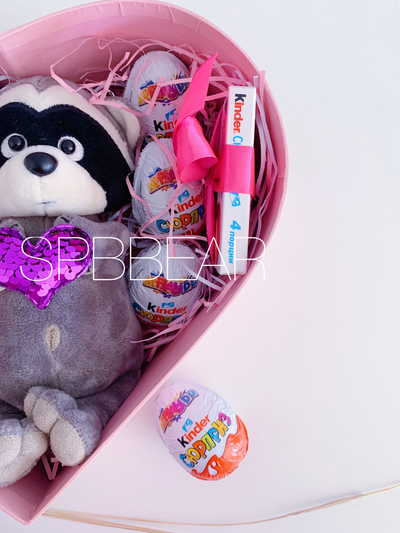 Подарочная коробка Киндер сюрприз и енот средняя