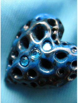 Синяя брошь "Сердце океана" - романтичное украшение в морском стиле