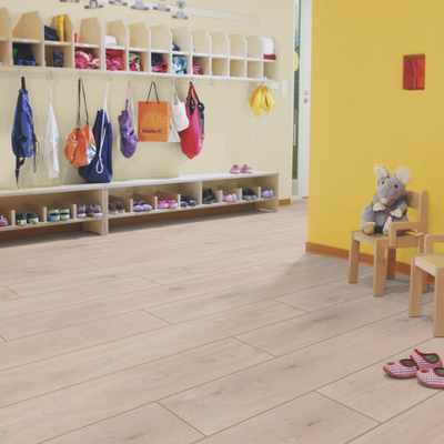 Биополы Wineo PURLINE 1000 wood XL Дуб Благородный Пудровый PLC309R в интерьере детского учреждения