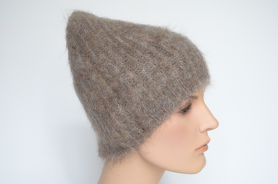 Темно - бежевая шапка вязаная из мохера женская