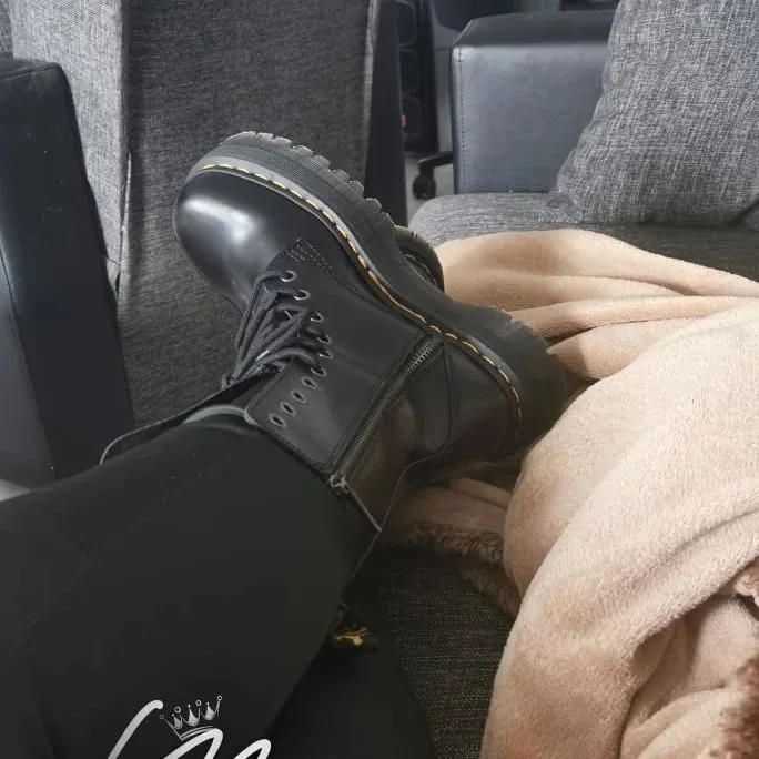 Дополнят и завершат любой образ черные ботинки DR. Martens из натуральной кожи. Представлены в размерах от 36 до 45. 