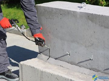 Манопур 575 (Однокомпонентный состав набухающий при контакте с водой после полимеризации)