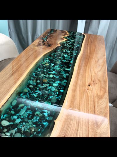 стол река из эпоксидной смолы с речным дном для студии