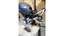 На тележке "Мичман -3" 4-тактный лодочный мотор Yamaha F20.Спасибо Льву из Омска за фото.