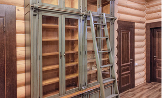 Библиотека модульная закрытая, с лестницей.
