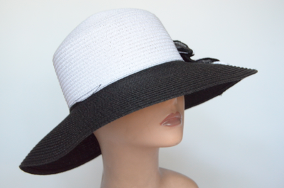 Черная женская шляпа с белой тульей