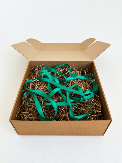 Большая подарочная коробка GILEV 37х37х14см с зеленой лентой и наполнителем крафт