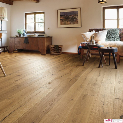 Декор паркетной доски Haro Дуб Алабама браш 1-пол, масло 529587 в интерьере гостиной