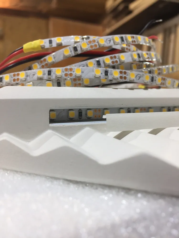 Световой топ-лайн. Подготовка панелей к упаковке, их сборка, за минуту до закрытия матовым экраном встроенного светового профиля.