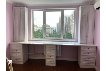 008 Мебель в комнате для двоих детей.
Верхние шкафы: Фасад МДФ: Вставка - зеркало сатинато, серебро, цветы
Столешница ЛДСП: Белый альпийский глянец
Нижние тумбы: Фасады МДФ пленка, белый, софт 0001
