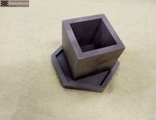 gorshok-kashpo-tsvetochniy-suvenirniy-kamastone-kub-0922-s-podstavkoy-temno-seriy