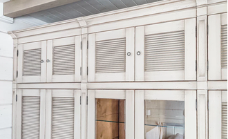 Встроенный шестидверный шкаф с жалюзийными дверьми.