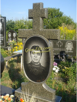Фото памятника в виде креста с круглым портретом в СПб