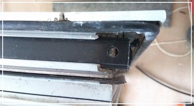 Тяга в фурнитурном пазу алюминиевой двери