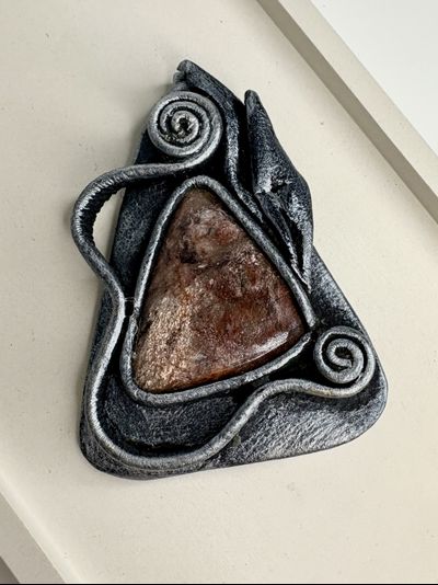 Броши из натуральных камней и кожи