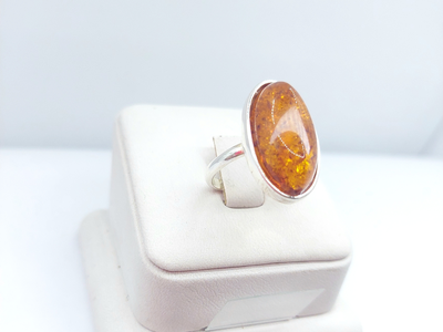 Кольцо овальное с медовым янтарем