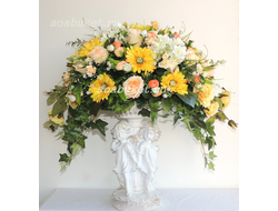 Композиция из искусственных цветов на статуэтке двух ангелочков "Желание" №СА025