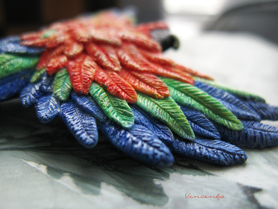 Брошь-птица "Ара, настоящий попугай" из термоглины с микробисером