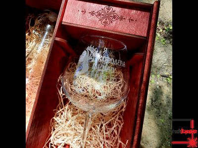 Набор в деревянной упаковке бокалы и бутылка с гравировками