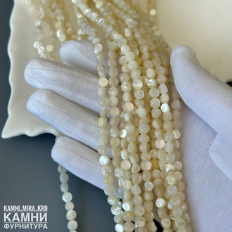 Перламутр бело-бежевый с ярким сиянием фри-форм малые монетки плоские 5,6-5,9 мм, цена за нить 19 см