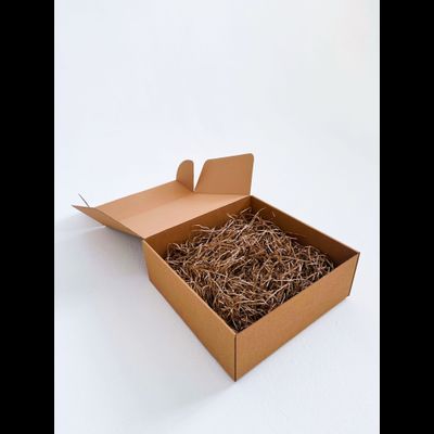 Большая подарочная коробка GILEV 37х37х14см с персиковой лентой и наполнителем крафт