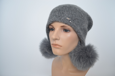 Итальянская шапка ушанка с помпонами