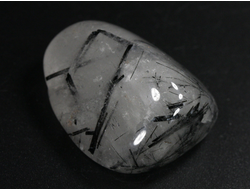 Кварц с черным турмалином (шерл), галтовка, Бразилия (31*25*15 мм, 18 г) №35104