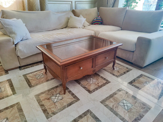 Журнальный стол со стеклянной столешницей.