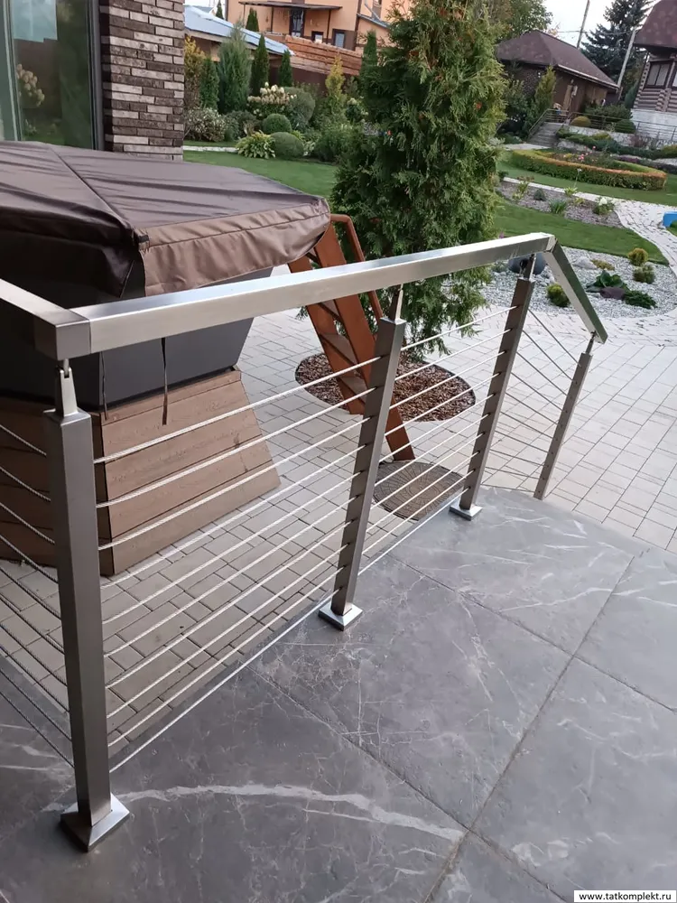 Ограждения с тросиками. Стойки и поручень из трубы 40х40 шлифованная нержавеющей стали AISI 304. Монтаж в г. Казань, с. Песчаные Ковали