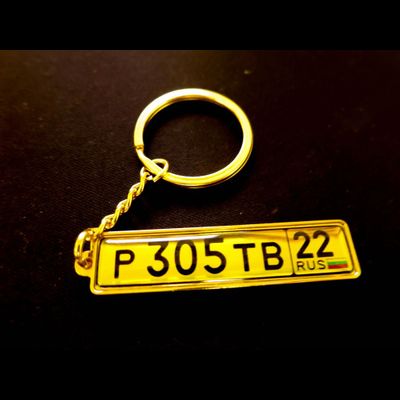 КОМПЛЕКТ 100 ШТ.: БРЕЛОК ГОС. НОМЕР АВТО. С БОРТИКАМИ «СТАНДАРТНОЕ КРЕПЛЕНИЕ» — ЗОЛОТО. 50,9*10,6 мм.