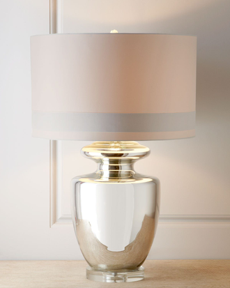 Настольная лампа зеркальная со светло-бежевым цилиндрическим абажуром.