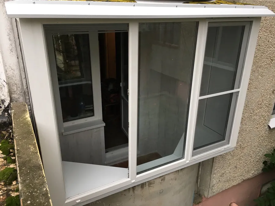 эркерный балкон, остекление с опиранием на каркас и подоконник, отделка внутри панели ПВХ премиум