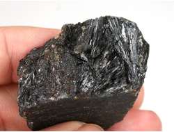 Нуумит (жедрит-антофиллит), необработанный образец, Гренландия (43*32*22 мм, 40 г) №29925