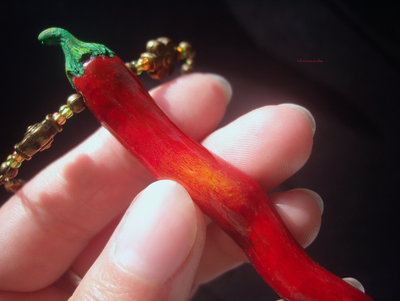 "Секретный ингредиент", яркий кулон с красным перцем чили